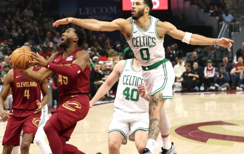 开云体育-关于塔图姆在法国队比赛中关键助攻，势不可挡引发热议！的信息